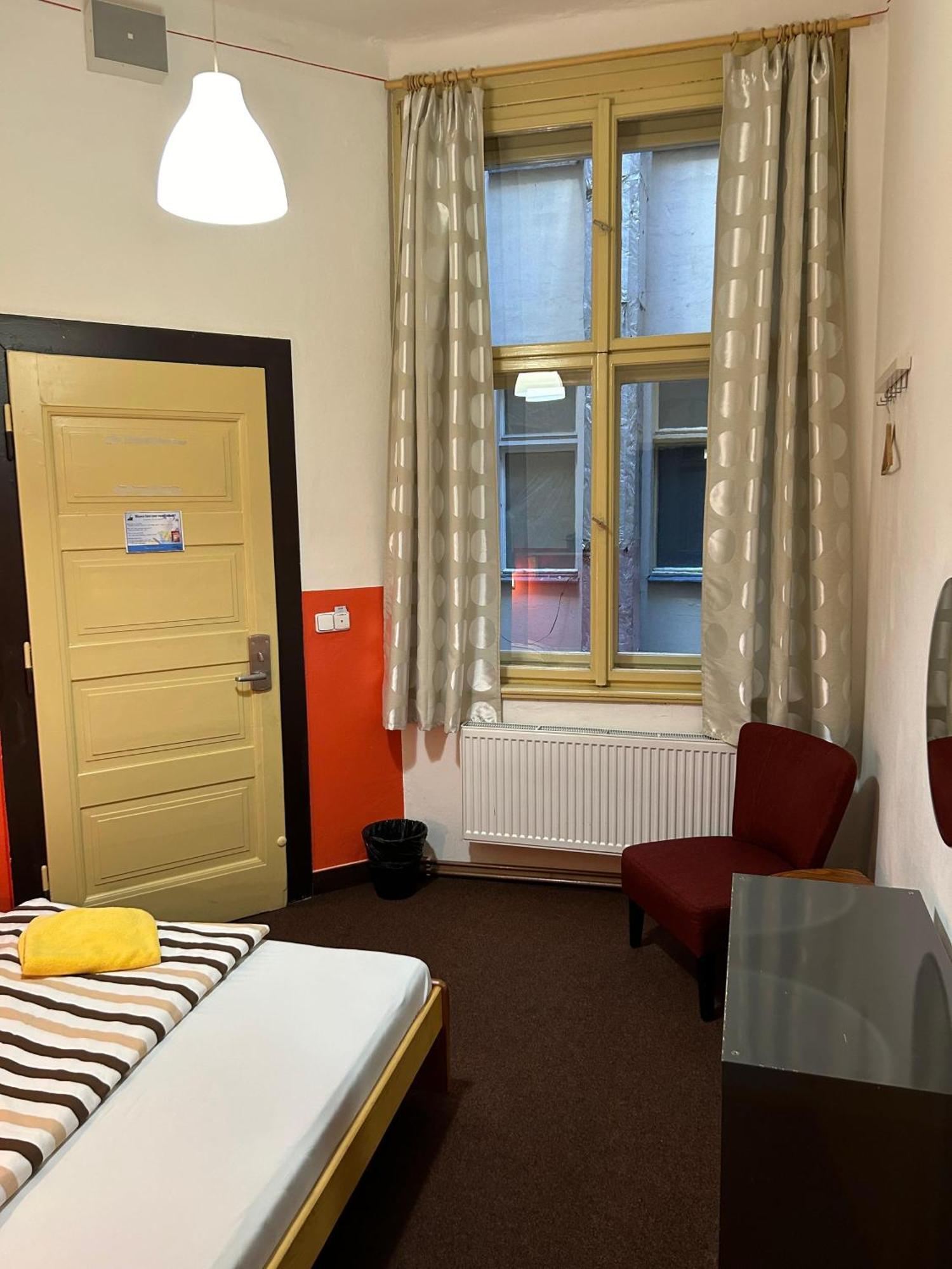 Hostel Downtown Прага Экстерьер фото