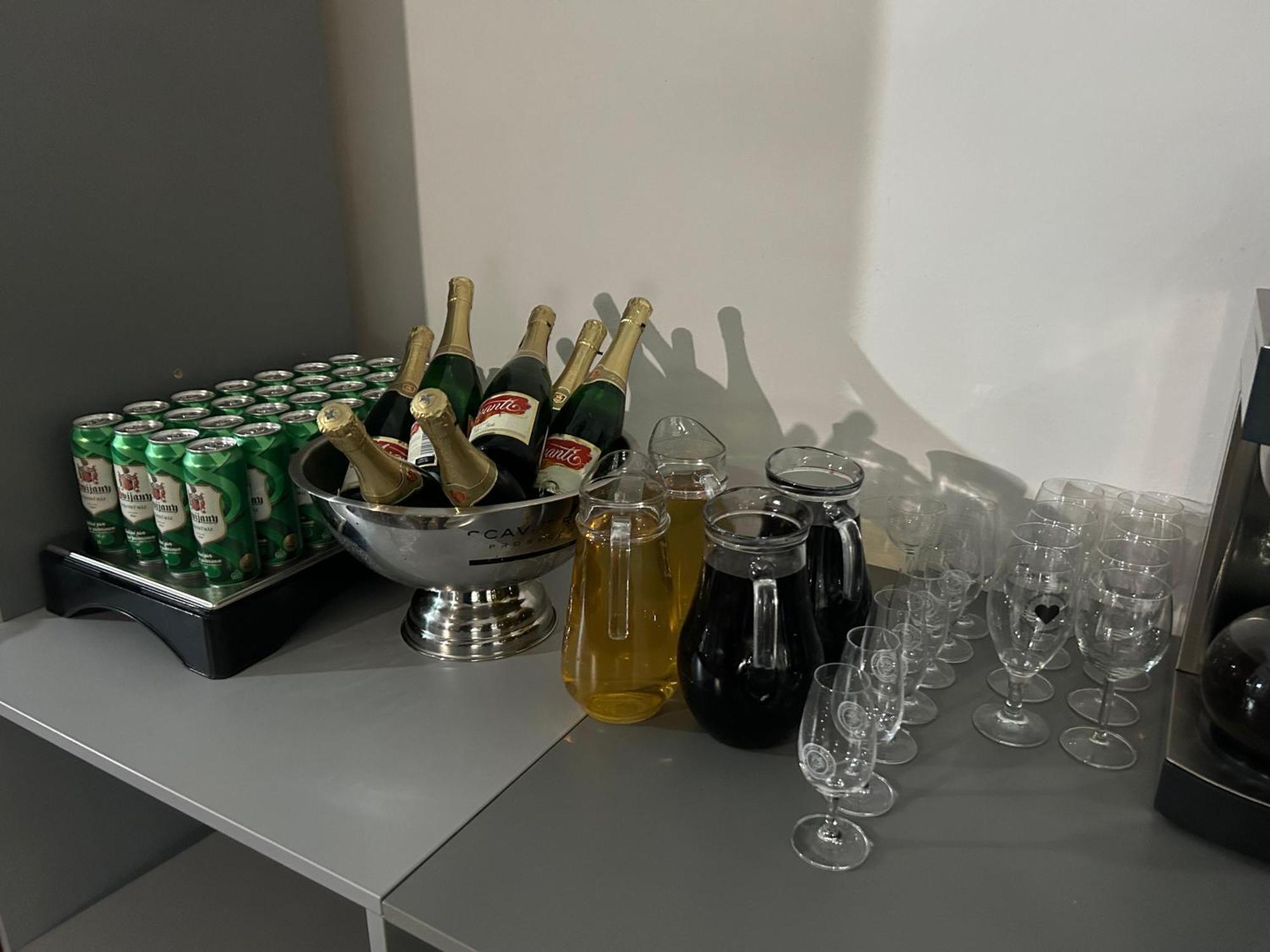 Hostel Downtown Прага Экстерьер фото