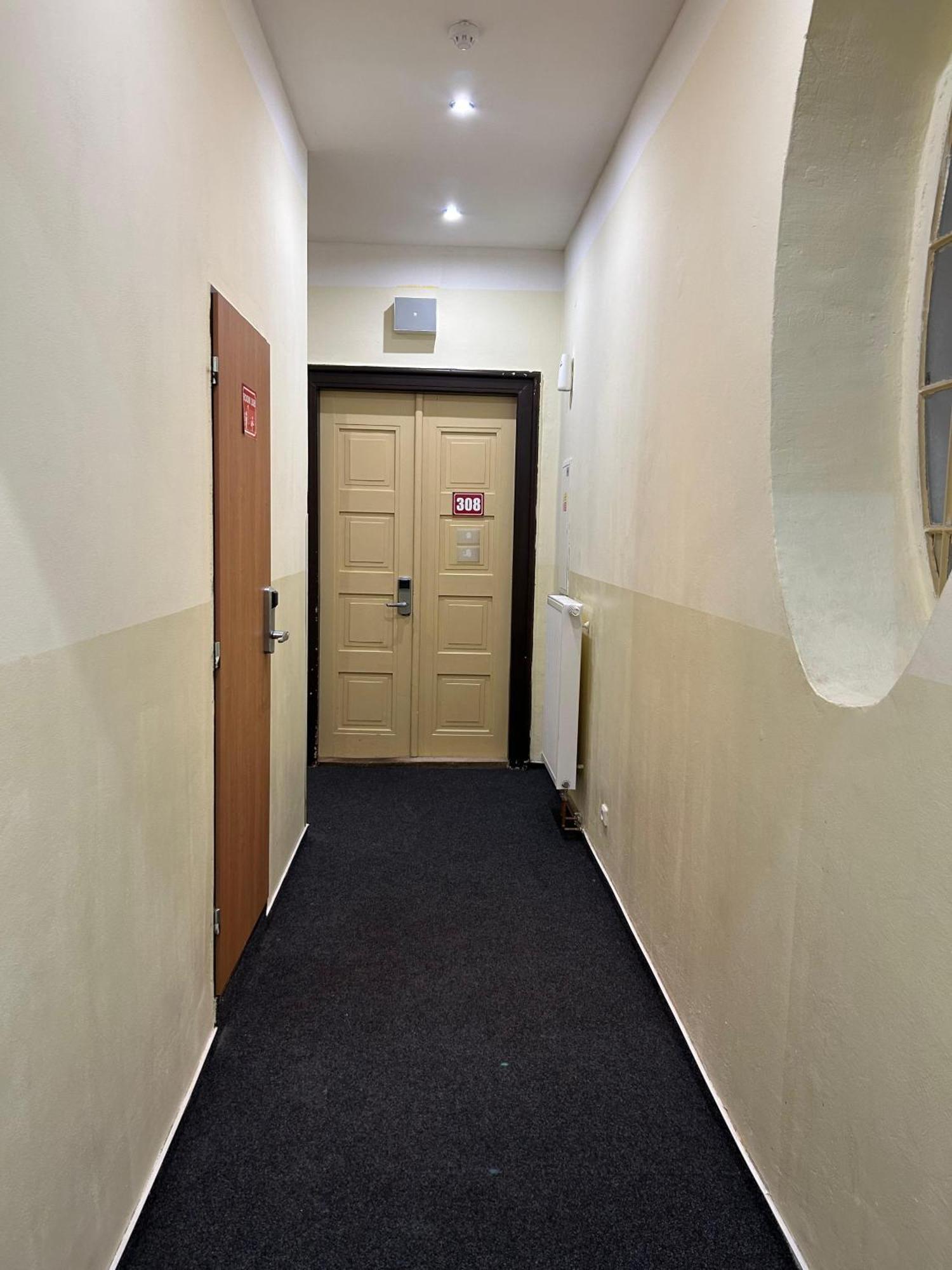Hostel Downtown Прага Экстерьер фото