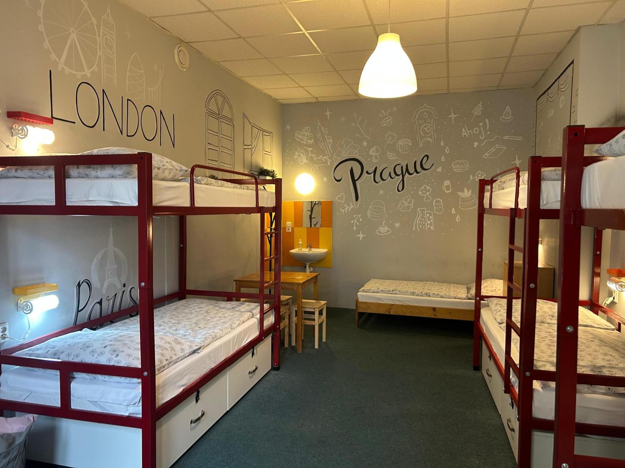 Hostel Downtown Прага Экстерьер фото