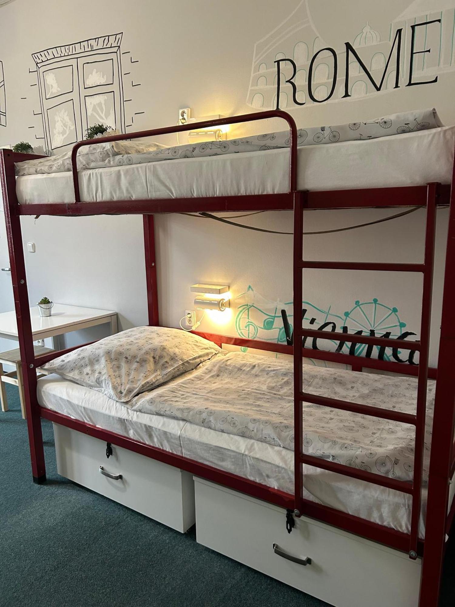 Hostel Downtown Прага Экстерьер фото